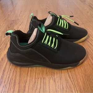 Ćlove Women's Black and Green Lunar Fade Nurse Sneakers Shoes Size 8W